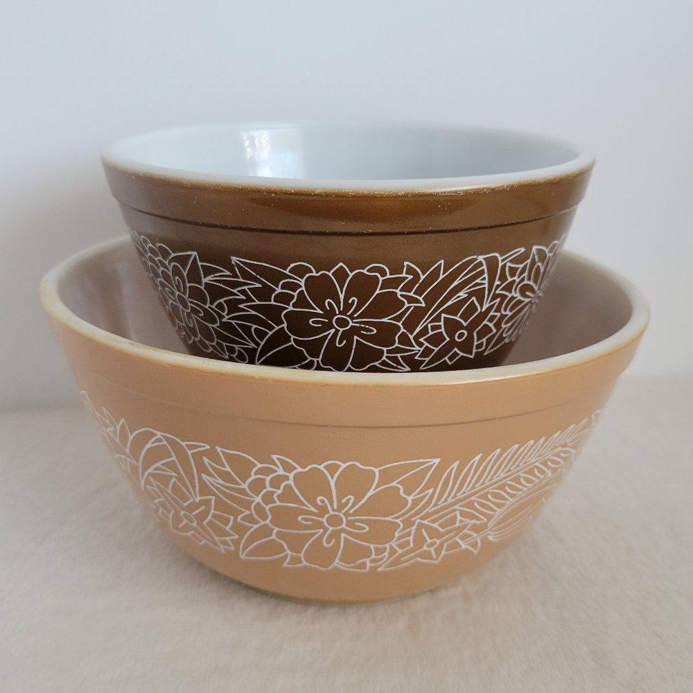 Vintage Pyrex Nesting Mixing Bowls | Woodland Pattern; 401 & 402